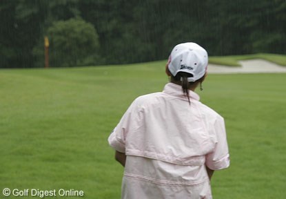 2006年 プロミスレディスゴルフトーナメント 練習ラウンド 横峯さくら 雨の中、プロミスレディスの練習ラウンドを行う横峯さくら。「全英女子」はどうする！？