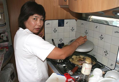 2006年 We Love KOBEサントリーレディスオープンゴルフトーナメント 専用のキッチンカーで料理を作るさくらママこと横峯絹子さん