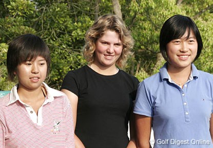 2006年 We Love KOBEサントリーレディスオープンゴルフトーナメント 海外招待選手たち 活躍が期待される海外招待選手たち。左から、ユヤン・ザン(14歳=中国）、アシュリーサイモン、サラ・オー（17歳=オーストラリア）
