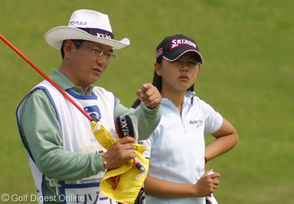 2006年 リゾートトラストレディス 横峯良郎氏 横山恭子 今週はアマチュアの横山恭子のキャディを務める横峯良郎氏。女子ゴルフ界のことを考えての発言が時には誤解されることも