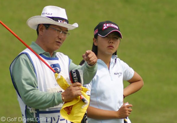 今週はアマチュアの横山恭子のキャディを務める横峯良郎氏。女子ゴルフ界のことを考えての発言が時には誤解されることも
