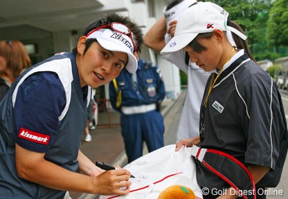 2006年 廣済堂レディスゴルフカップ 初日 天沼知恵子 ラウンド後、ファンの女の子にサイン中の天沼知恵子。カメラを意識しすぎですよ！