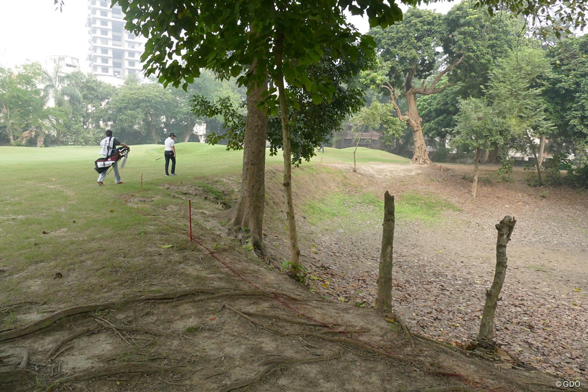 1番グリーン前の池