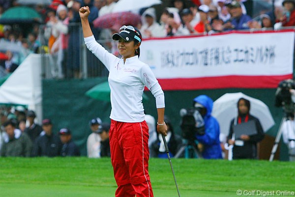2006年 日本女子プロゴルフ選手権 最終日 宮里藍 試合後「勝ちにこだわった」と明かした宮里藍。ウィニングパットを決めた直後は貫禄さえ感じさせた