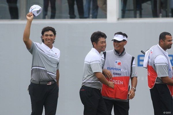 この日、アジアチーム最初のポイントを挙げた池田勇太とガビン・グリーン（左）のペア