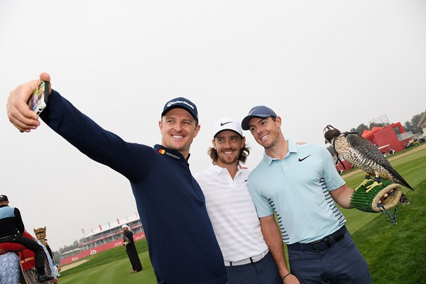 2018年 アブダビHSBCゴルフ選手権 事前 ジャスティン・ローズ トミー・フリートウッド ロリー・マキロイ ローズ（左）、フリートウッド（中央）とパチリ。マキロイが優勝候補筆頭に挙げられた（Getty Images）