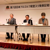 日本プロゴルフ殿堂の松井功理事長（左）から殿堂入り顕彰者3人が発表された 松井功ゴルフ殿堂理事長