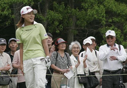 2006年 We Love KOBEサントリーレディスオープンゴルフトーナメント 初日 横峯さくら 14番でチップインバーディを決め、笑顔がこぼれる横峯さくら