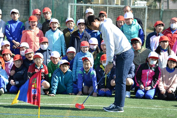 子供たちとスナッグゴルフを楽しむ石川遼