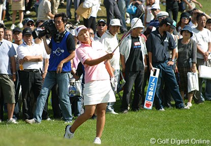 2006年 ゴルフ5レディスプロゴルフトーナメント 最終日 横峯さくら 16番の第2打は手前の木を避けつつフェードでグリーンを狙ったが、そのまま真っ直ぐ飛んで池ポチャ