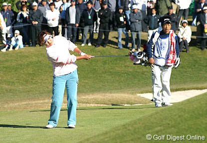 2006年 伊藤園レディスゴルフトーナメント 最終日 横峯さくら ショットが風の影響を受けパーオンできない横峯さくら。16番は寄らず入らず素ダボ