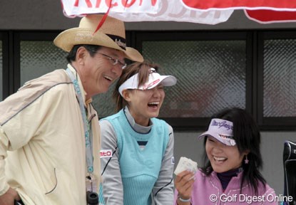 2006年 LPGAツアーチャンピオンシップリコーカップ 事前 横峯さくら 藤田幸希 今日が誕生日の藤田幸希にグルメ券（金券）をプレゼントし、「これで好きなもん食え」と良郎氏。一同大爆笑。