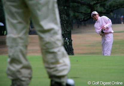 2006年 LPGAツアーチャンピオンシップリコーカップ 初日 横峯さくら 1番は2パットのパーで凌いだ横峯。手前に見えるのは父でキャディの良郎氏の足
