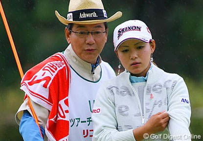 2006年 LPGAツアーチャンピオンシップリコーカップ 2日目 横峯さくら キャディを務める父・良郎氏のアドバイスに耳を傾ける