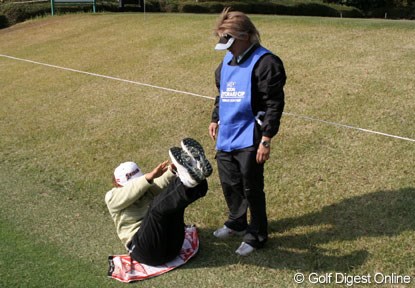 2006年 日韓女子プロゴルフ対抗戦 事前 横峯さくら 今週のキャディはトレーナーのAKINOさん。プロアマ中、ボギーを叩くと筋トレの罰ゲームが！