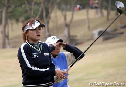 2006年 日韓女子プロゴルフ対抗戦 初日 横峯さくら 9番のセカンドショットに得意の直ドラを使った横峯。打球の行方を見つめる。