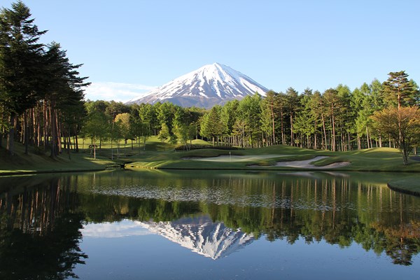 鳴沢ゴルフ倶楽部 富士山向かってショットする8番パー3。正面の池に逆さ富士が映ることも
