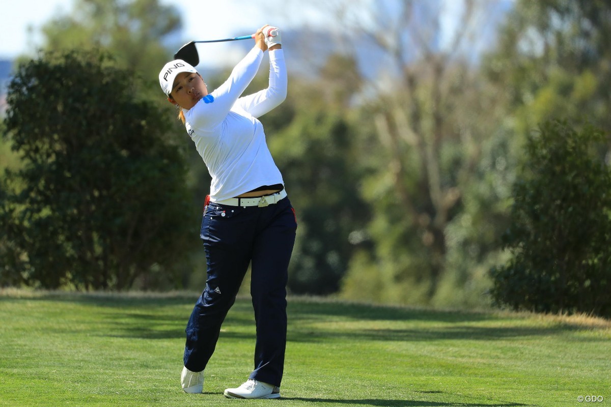 鈴木愛が単独首位 酒井美紀、ルーキー三浦ら追う