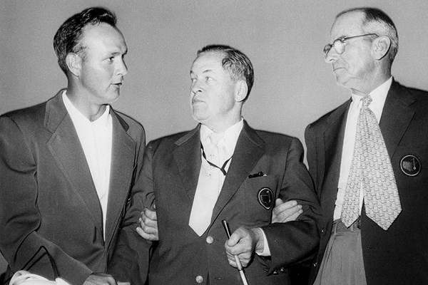 2018年 マスターズ 事前 ボビー・ジョーンズ アーノルド・パーマー クリフォード・ロバーツ マスターズを創設したボビー・ジョーンズ（中央）、クリフォード・ロバーツ氏（右）とアーノルド・パーマー。1950年代の大会期間中にオーガスタナショナルGCで撮影された一枚(Augusta National/Getty Images)