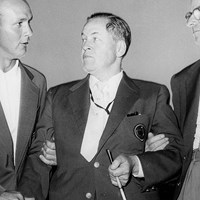 マスターズを創設したボビー・ジョーンズ（中央）、クリフォード・ロバーツ氏（右）とアーノルド・パーマー。1950年代の大会期間中にオーガスタナショナルGCで撮影された一枚(Augusta National/Getty Images) 2018年 マスターズ 事前 ボビー・ジョーンズ アーノルド・パーマー クリフォード・ロバーツ