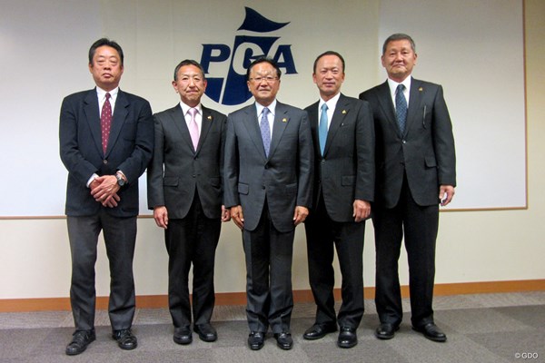 倉本昌弘PGA会長（中央） PGA会長の再選された倉本昌弘（中央）