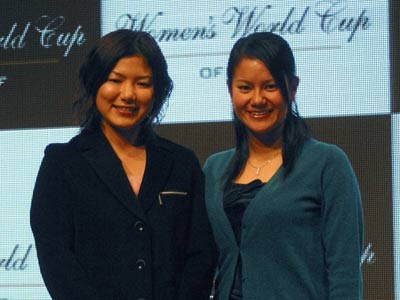 2006年 ワールドカップ女子ゴルフ記者会見 横峯さくら 宮里藍 日本代表として記者会見に応じる宮里藍（右）と横峯さくら。試合では「日の丸」を用いたデザインで同じ色のウェアを着用する予定だ