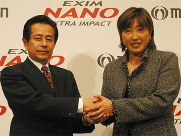 11年ぶりにマルマンと用具契約を結んだ福嶋晃子。写真左はマルマン株式会社代表取締役会長：安島正実氏