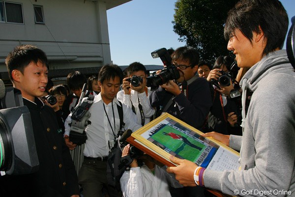 石川遼くんが写真パネルを石川遼にプレゼント