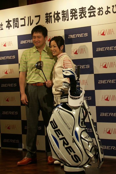 2006年 横田真一が妻（穴井夕子／タレント）同伴で本間ゴルフと契約！ 妻でタレントの穴井夕子と並び会見に臨んだ横田真一。ツアー2勝目が待ち遠しい