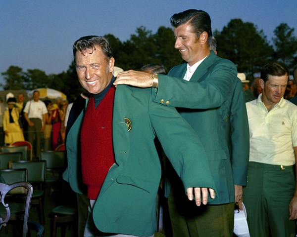 ビリー・キャスパー 1970年の「マスターズ」表彰式で、ジョージ・アーチャーにグリーンジャケットを着せてもらうビリー・キャスパー(Augusta National/Getty Images)