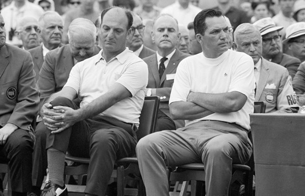 ビセンゾとゴールビー 1968年「マスターズ」の表彰式で並んで座るビセンゾ（左）とゴールビー（右）(Bettmann/Getty Images)