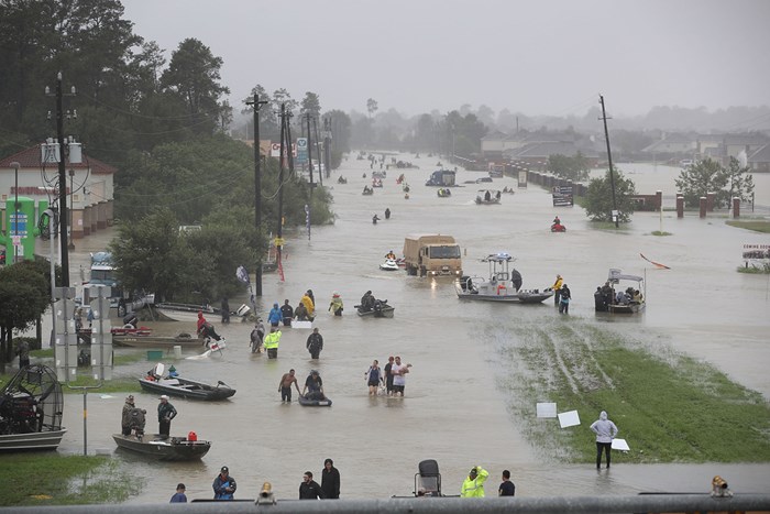 2017年8月28日、ヒューストンを襲ったハリケーンから逃げ惑う人々 (Joe Raedle／Getty Images) 2018年 ヒューストンオープン 事前 ハリケーン被害