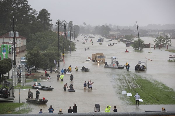 2018年 ヒューストンオープン 事前 ハリケーン被害 2017年8月28日、ヒューストンを襲ったハリケーンから逃げ惑う人々 (Joe Raedle／Getty Images)