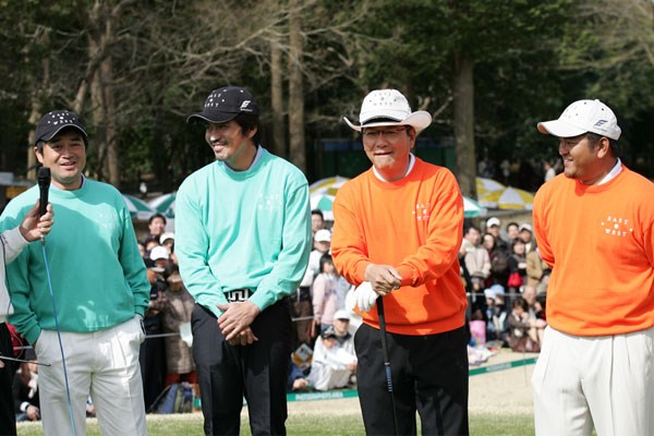 2006年 第12回ガン撲滅基金 ゴルフ東西対抗競技大会 横峯良郎氏 宮里聖志 横峯さくらの父・良郎氏（左）と宮里聖志（右）。結果は81対76で東軍に完敗してしまった