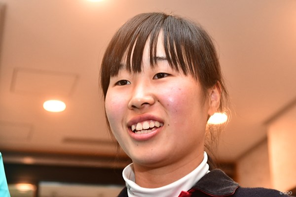 2018年 スタジオアリス女子オープン 初日 岡田樹花 この4月から地元滝川二高に進学するバリバリの若手ですが、9ホール終えて1アンダーは暫定3位タイ。
