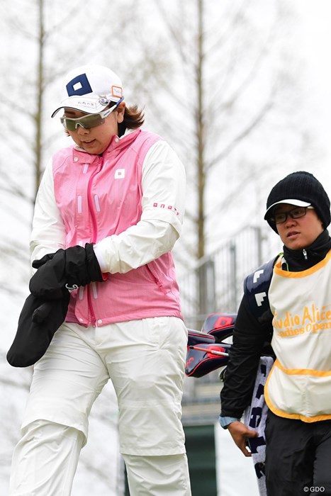 つい4，5日前まで桜満開やったのに、選手は防寒手袋、キャディはスキー帽…。ブルブル 2018年 スタジオアリス女子オープン 2日目 大城さつき