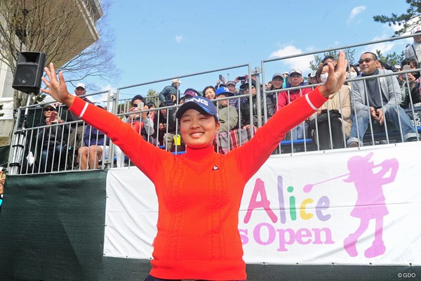 2018年 スタジオアリス女子オープン 最終日 鈴木愛 鈴木愛はハードスケジュールにも関わらずシーズン序盤戦で2勝目を挙げた