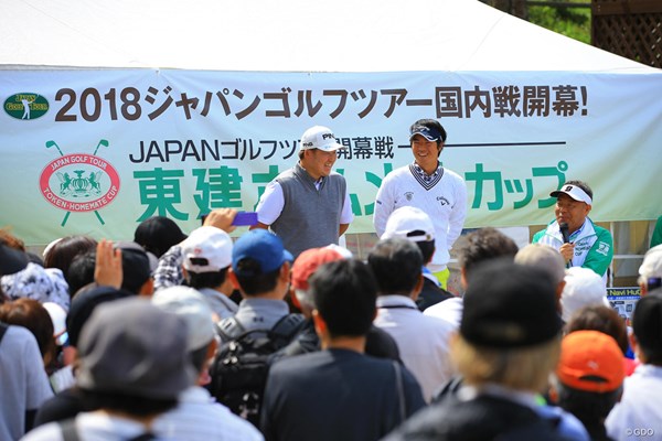 選手会長を務める石川遼（右）はホールアウト後にファンの前でインタビュー