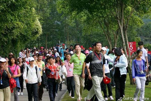 開催国である中国チームには、平日にもかかわらず大勢のギャラリーが後に続いた。