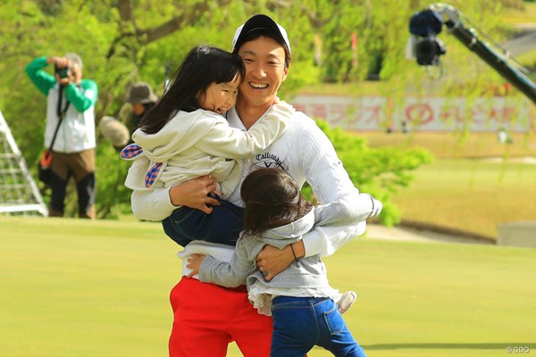 優勝して娘の亜子ちゃん（左）、夢芽ちゃんを抱きかかえる重永亜斗夢