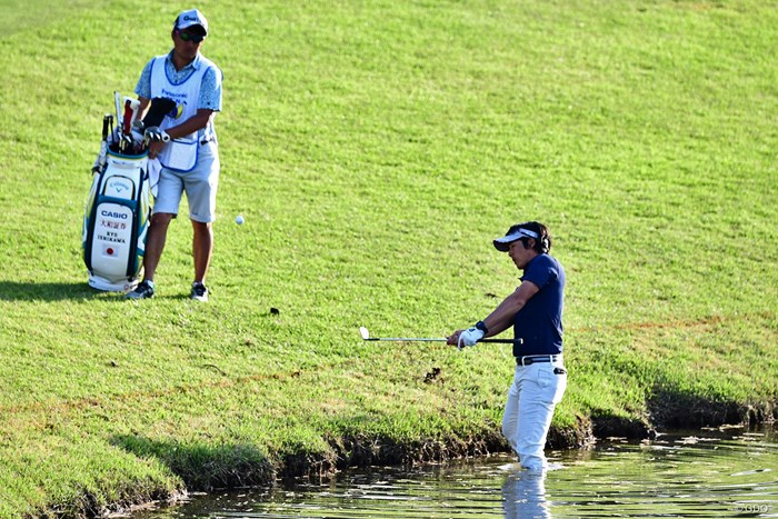 池の中に膝まで浸かってパーセーブした石川遼 2018年 パナソニックオープンゴルフチャンピオンシップ 2日目 石川遼