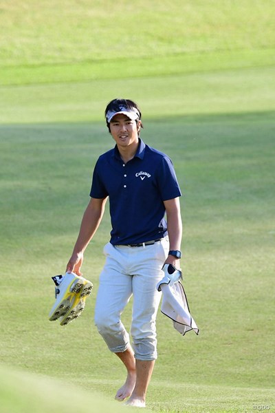 2018年 パナソニックオープンゴルフチャンピオンシップ 2日目 石川遼 ギャラリーの大拍手の中、靴とタオルを手に笑顔でグリーンに向かう遼君。