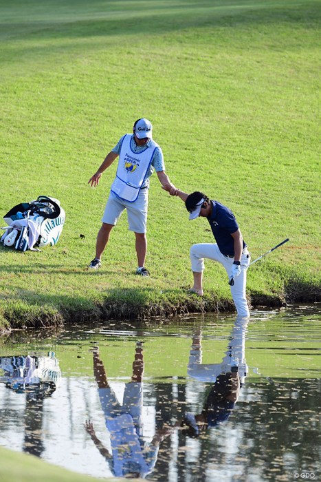 キャディに支えられがら水の中へ。えッ！めっちゃ深いやん！ 2018年 パナソニックオープンゴルフチャンピオンシップ 2日目 石川遼