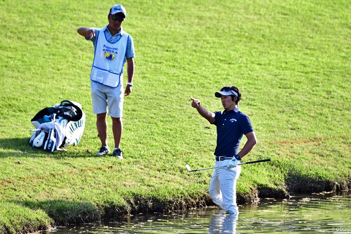 ボールは池の淵。左打ちを選ばず、水の中から方向を確認。 2018年 パナソニックオープンゴルフチャンピオンシップ 2日目 石川遼