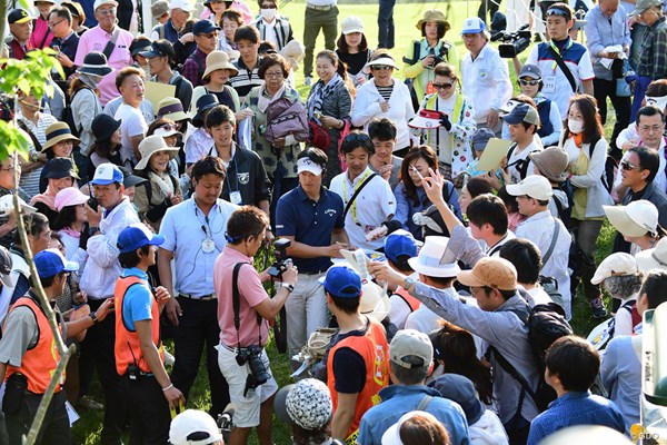 2018年 パナソニックオープンゴルフチャンピオンシップ 2日目 石川遼 ホールアウト後、ギャラリーにサインしながら引き上げます。終わってみれば遼君の日でした。