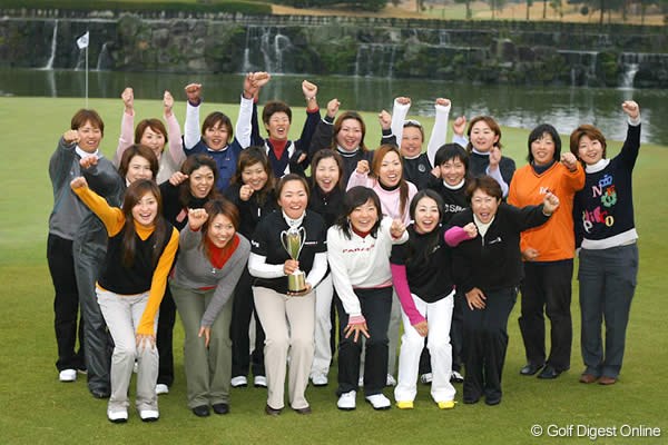 2006年 LPGA新人戦加賀電子カップ 最終日 試合終了後、表彰式では全員集合の記念写真を撮影！