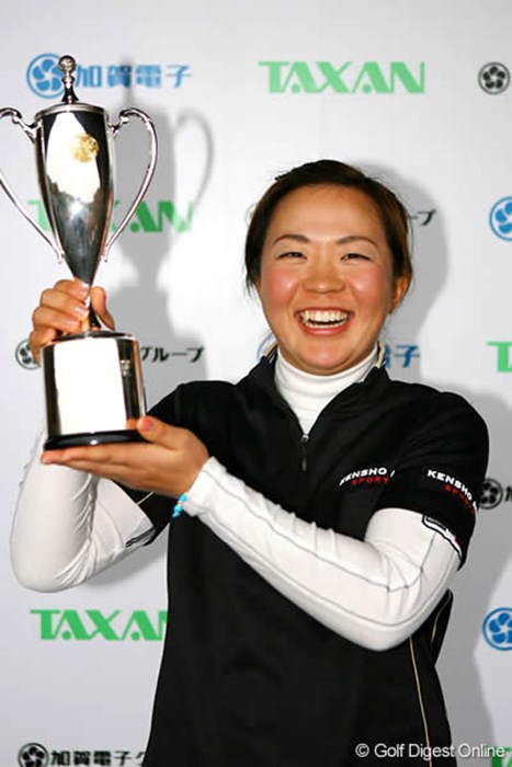 自己ベストの「67」をマークし逆転優勝を飾った吉田藍子 2006年 LPGA新人戦加賀電子カップ 最終日 吉田藍子