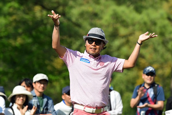 2018年 パナソニックオープンゴルフチャンピオンシップ 3日目 片山晋呉 16番でナイスパーをセーブして、17番ティにリノリで登場！