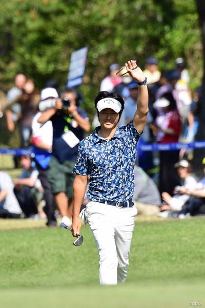 2018年 パナソニックオープンゴルフチャンピオンシップ 3日目 石川遼 スコアは大きく落としたけど、一番の人気者。1大歓声で迎えるファンに手を上げて応えます。17番グリーン