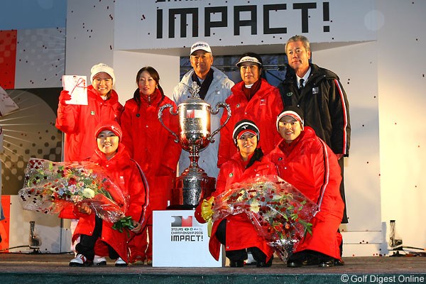 優勝したLPGAチームと各協会会長揃っての集合写真